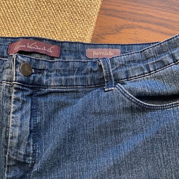 Gloria Vanderbilt Jean Bermudas - Picture 3 of 4